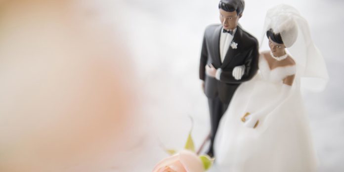 mini_wedding-couple-cake-topper-today-main1-200316_503fbecfc83bcb8e4b3819e5507ea095.social_share_1200x630_center