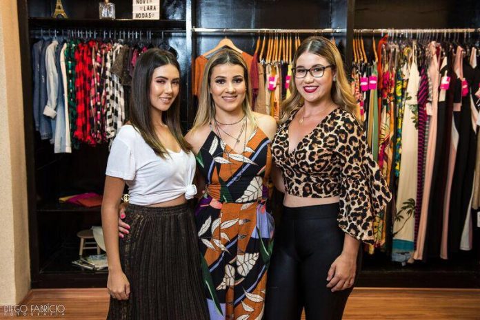 A empresária Lara Sempionato com sua equipe, Gabriela de Oliveira e Vitória Pessoa.