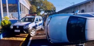 Motorista perde controle e colide contra viatura da GCM