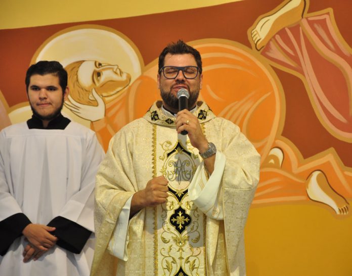 Paróquias despedem-se e acolhem novos párocos